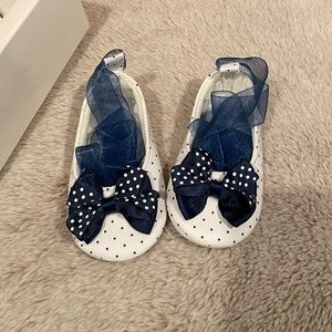 Gorgeous Baby shoes white with navy polka dot & bow Size 2